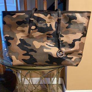 Beautiful Camo Michael Kors tote bag